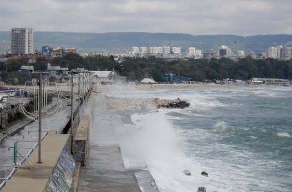 Силен североизточен вятър и студено море: какво време идва по Черноморието в петък