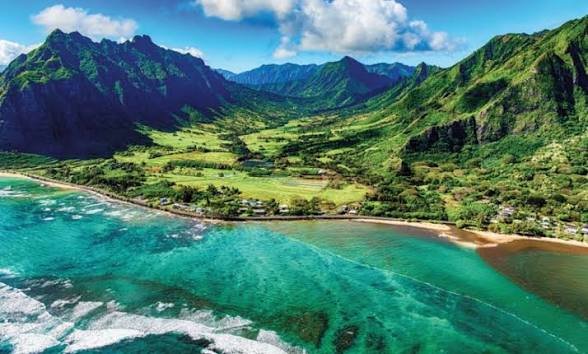 Хеликоптер се разби на плаж в Хавай: трима загинаха, двама са ранени