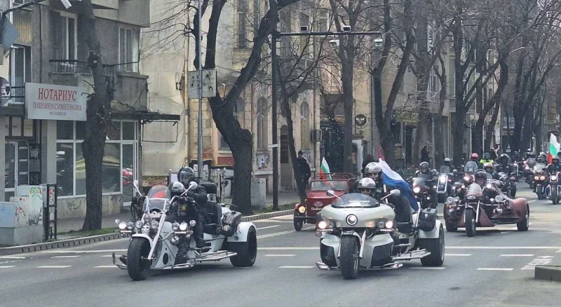 Рев на мотори и цветя за 8 март: дами мотористи обиколиха Варна