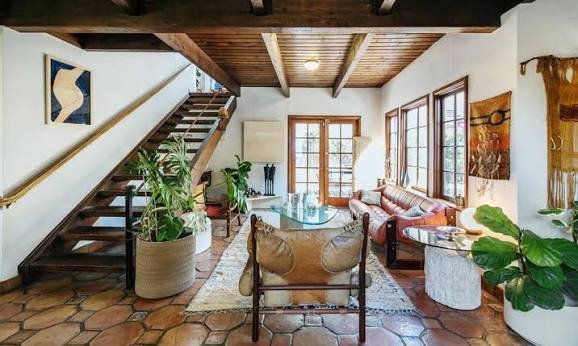 Курортите се напълниха, но кабинетът затяга контрола: Airbnb и Booking влизат в регистър и под данъчен натиск