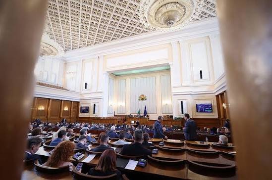 Над 100 000 евро за кафе и ядки в парламента: нова поръчка с „Арабика“, капсули и кашу