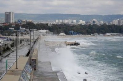 Силен североизточен вятър и студено море: какво време идва по Черноморието в петък