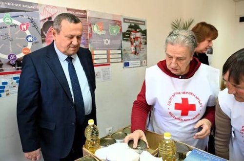 100 кашона с храни стигнаха до социалните домове във Варна: кой получи помощта