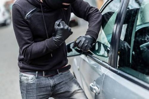 Разбиха кола в &bdquo;Чайка&ldquo; във Варна: Камък натроши предното стъкло, хората предупреждават за серия