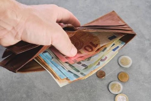 Заплатите в търговията растат, но кадрите пак не стигат: бизнесът търси баланс