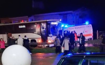 Автобус и линейка се удариха на пътя София&ndash;Варна: загина шофьорът на линейката