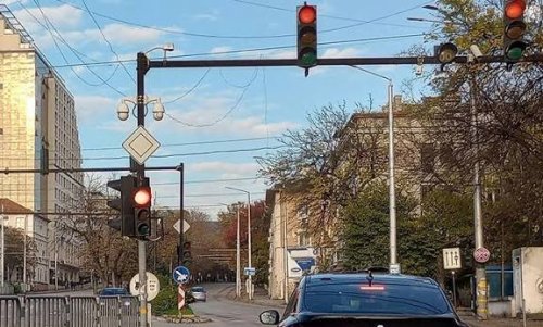 Скрити светофари във Варна: клони закриват знаци на ключови кръстовища