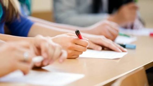 3957 зрелостници във Варна сядат утре на матурата по БЕЛ: вариантът се тегли в 6:00