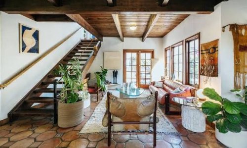Курортите се напълниха, но кабинетът затяга контрола: Airbnb и Booking влизат в регистър и под данъчен натиск