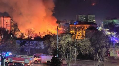 Пожар в блок 54 на бул. &bdquo;Владислав Варненчик&ldquo; във Варна: екипи гасят на място