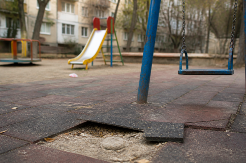 Радио Варна: Детската площадка на ул. „Студентска“ е опасна
