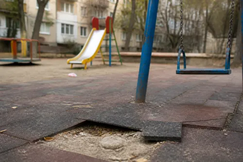 Радио Варна: Детската площадка на ул. „Студентска“ е опасна