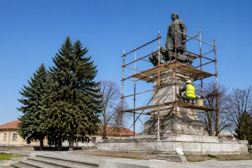 Започна ремонтът на паметника на Левски в село Левски