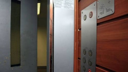 Асансьорите в АГ болницата във Варна: поръчка за 59 900 евро, но без осигурени пари