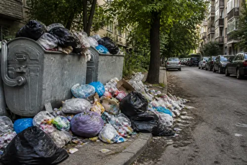 Жител на Варна: В „Траката“ боклукът стои с дни