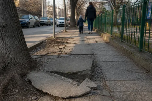 Варненска майка алармира за опасен тротоар до ДГ „Палечко“