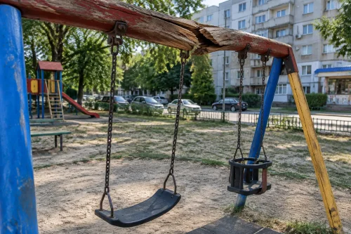 Родители във Варна сигнализират за опасна люлка в Аспарухово
