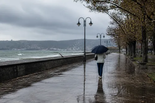 Варна посреща дъждовна неделя с максимум около 21°C