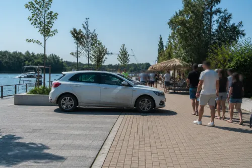 Автомобил мина през пешеходната зона при уейк парка във Варна