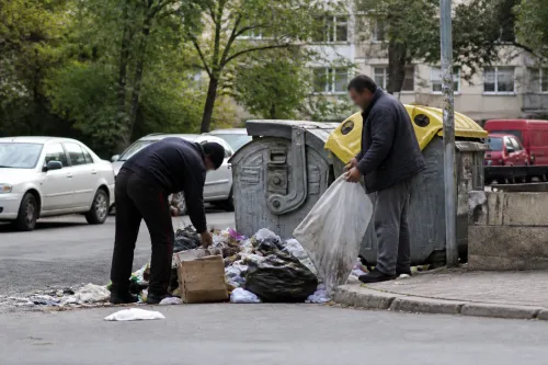 Варненка засне двама мъже да разхвърлят боклук във Варна