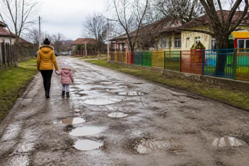 Родители от Венелин искат ремонт на пътя до градината