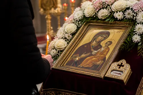 Варна излага за поклонение копие на икона с частица от Кръста