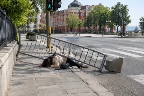 Ограда падна върху жена в центъра на Варна