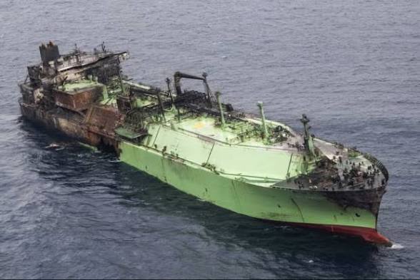 „Екологична бомба“ в Средиземно море: санкциониран руски танкер с LNG се носи без екипаж