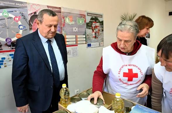 100 кашона с храни стигнаха до социалните домове във Варна: кой получи помощта