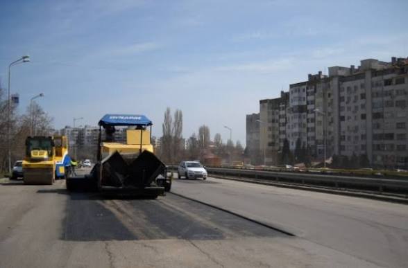 Варна: 140 000 кв. м разбит асфалт в „Приморски“, а парите стигат за 3,5% ремонт