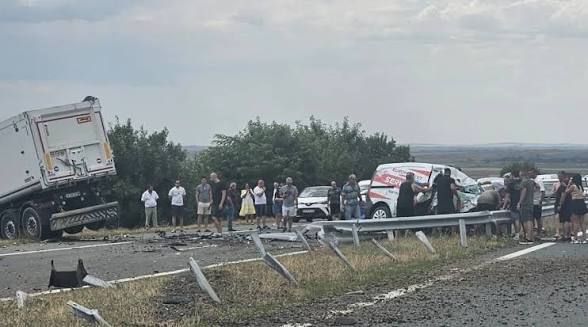 АМ &bdquo;Тракия&ldquo; затворена край Карнобат след удар с ТИР: един загинал, двама откарани с медицински хеликоптер