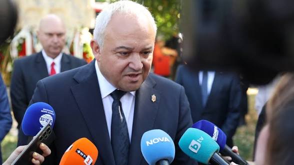 Демерджиев: Атанасова е пътувала с два паспорта, МВР проверява финансирането на полетите около Пеевски