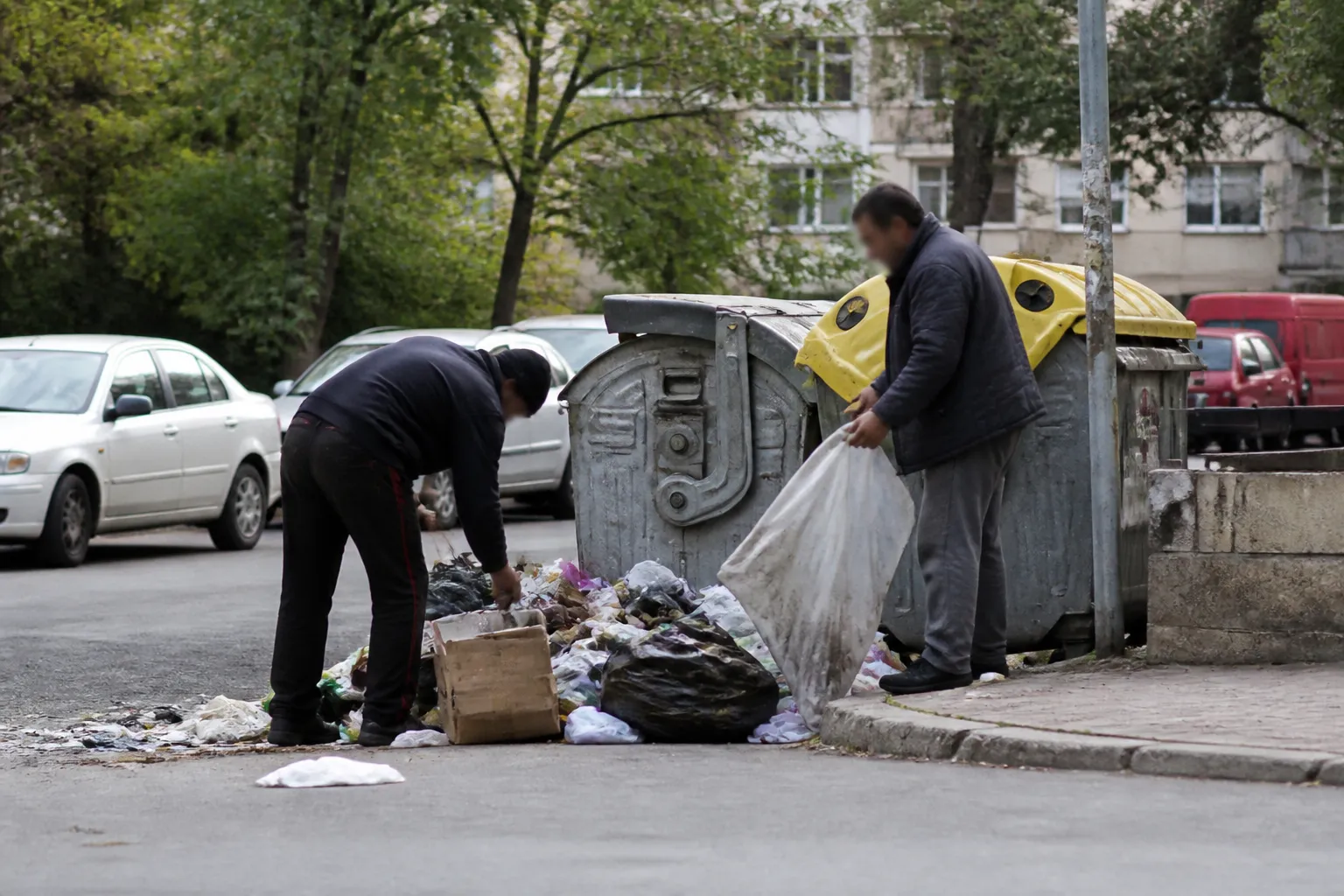 Варненка засне двама мъже да разхвърлят боклук във Варна