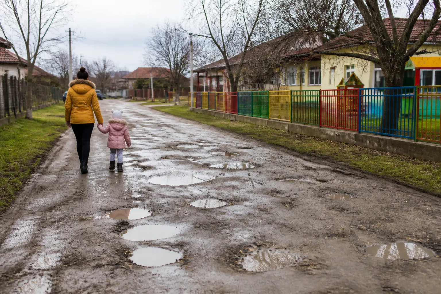 Родители от Венелин искат ремонт на пътя до градината