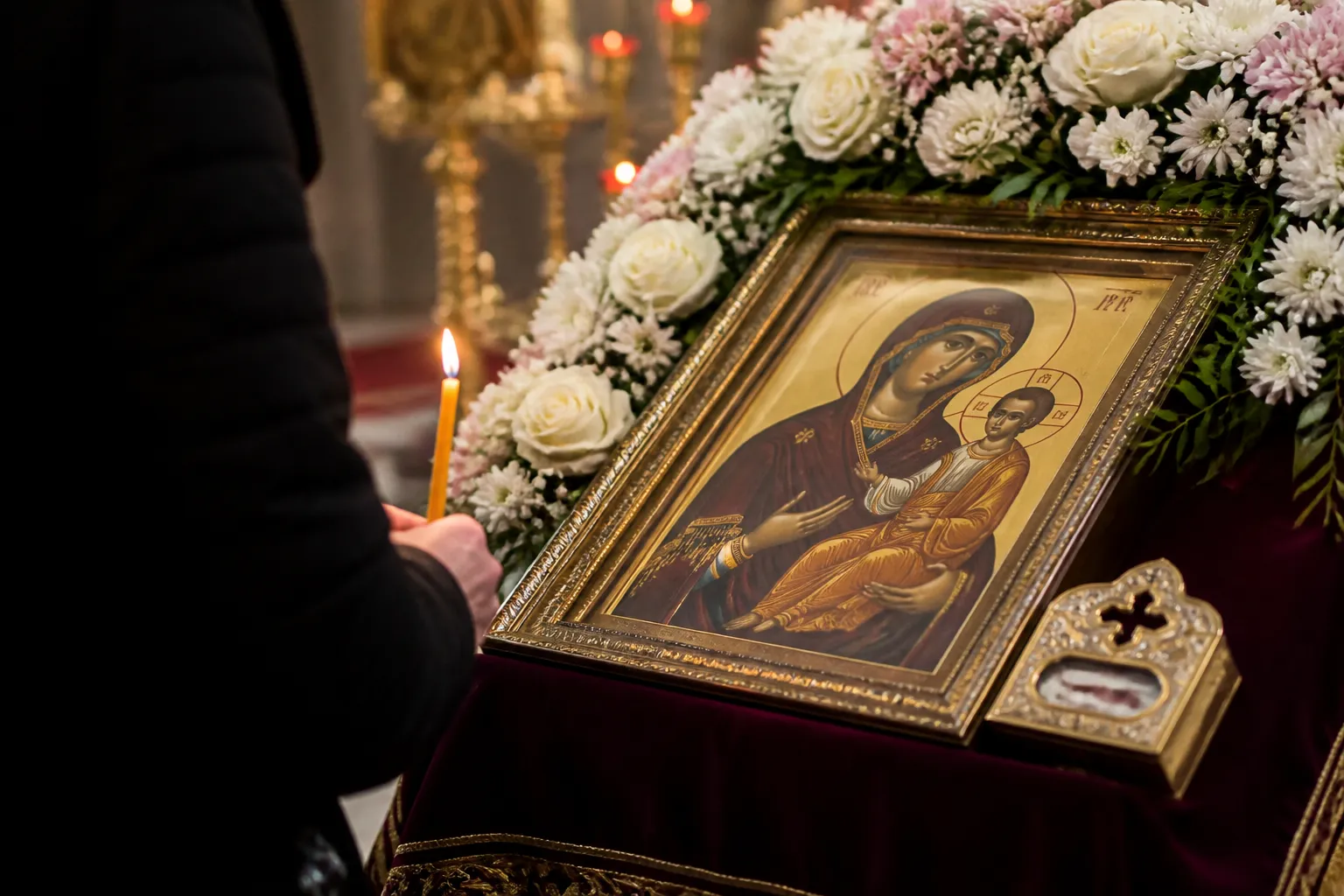 Варна излага за поклонение копие на икона с частица от Кръста