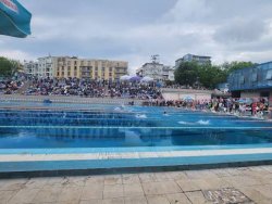 300 ученици скочиха в басейна: Варна превърна 1 юни в плувен турнир