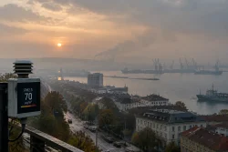 Варна осъмна с миризма и PM2.5 около 70 µg/m³