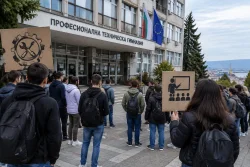 Ученици от ПТГ-Варна протестират за кабинети и учители