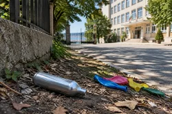 Ученици във Варна намериха флакон с райски газ