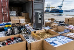 Митница Варна спря контейнер от Китай с 45 766 скрити артикула