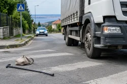 Товарен автомобил блъсна 85-годишна жена във Варна