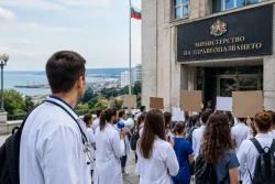 Александър Любчев подкрепи протест на млади лекари пред МЗ