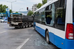 Камион с арматура счупи стъкла на автобус №20 във Варна