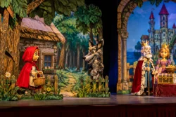 Куклен театър Варна играе „Червената шапчица“ и още една премиера