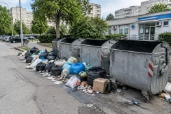 Младост във Варна тъне в боклук при празни контейнери