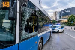 Камъни изпотрошиха стъкло на автобус №148 във Варна